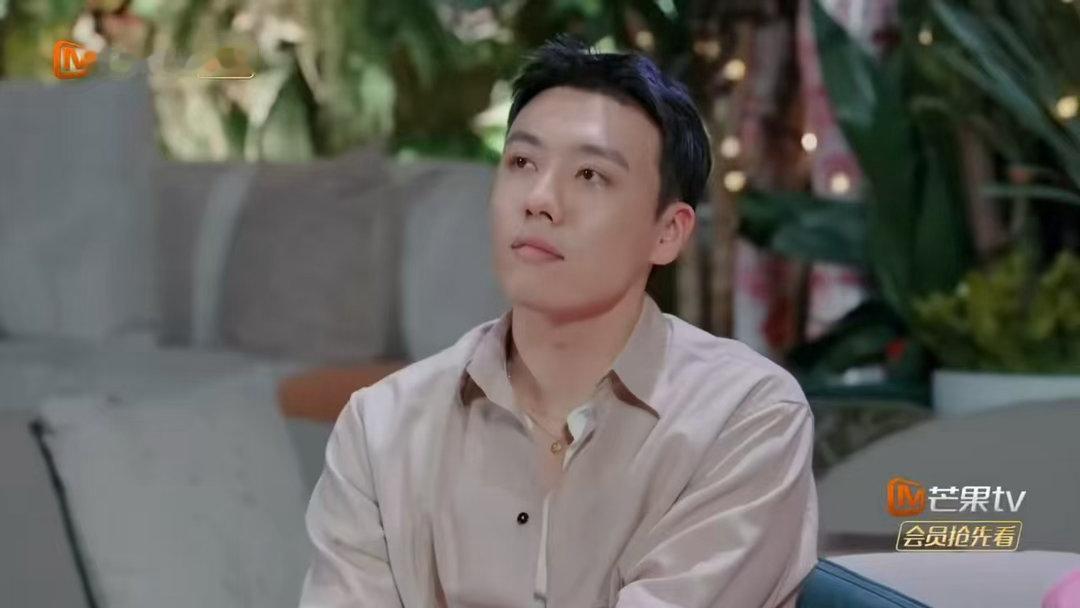 怎么上恋综还要听PPT 第一次看到恋综初遇不是心动对视，是全员入座开述职会。择偶
