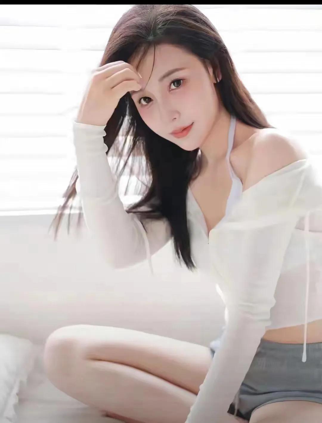 在这个浪漫的季节，爱情如诗，我与你，演绎了一段关于陪伴与追随的动人故事。

你是