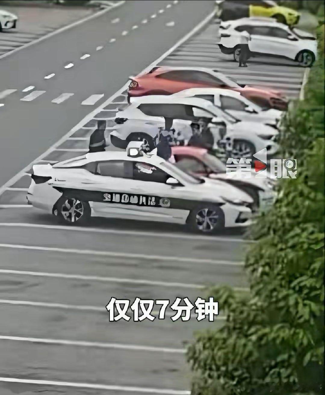 女孩顺风车内暴晒2小时向家人求救  首先我觉得，把乘客一个人丢在车里自己消失连个