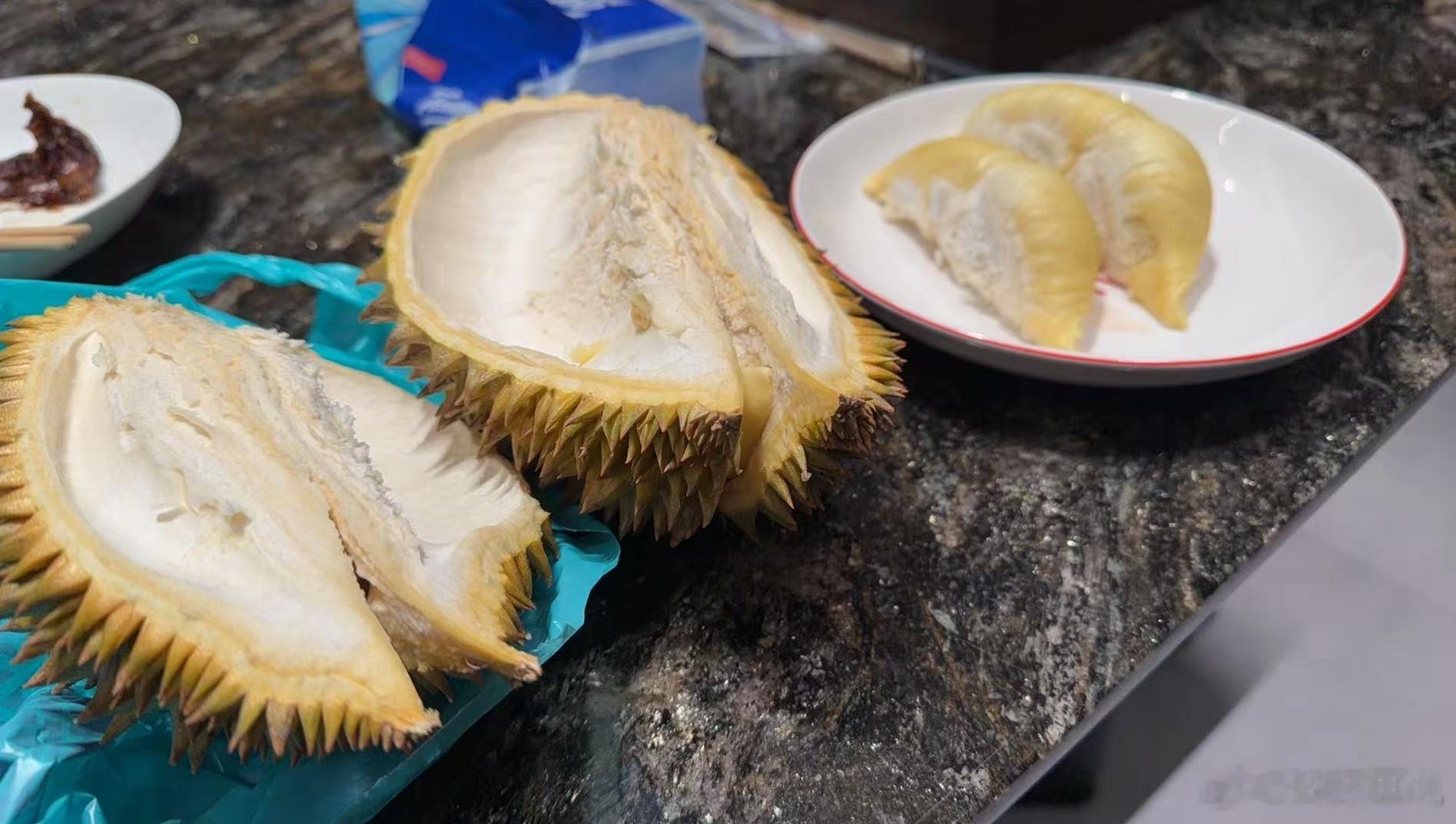 榴莲价格今年榴莲价格比往年亲民好多，连着炫了两天，我是不会挑，每次都让老板帮忙挑