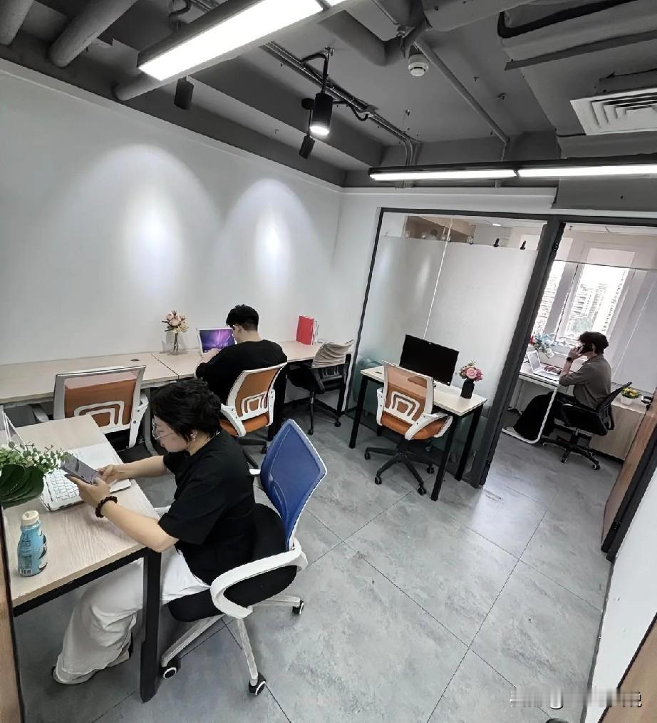 今天谈了一个员工的试用期的解约，在老哥推门进入的那一刻，从老哥仿徨的眼神里，明显