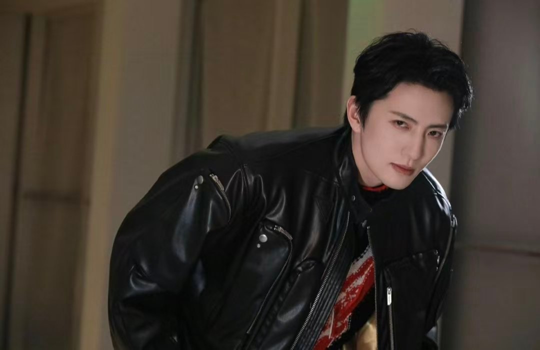 杨仕泽帅是对观众的一种负责任 杨仕泽划个皮划艇都不忘“帅是对观众负责”，戴上墨镜