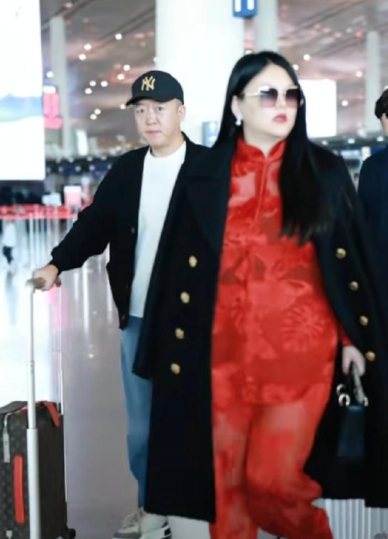 赌王之女何超琼，竟被拿来和董明珠比？
这格局就小了。
说真的，把这两位硬凑一块儿