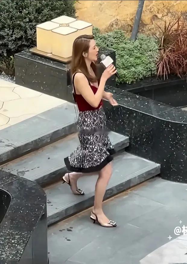 54岁洪欣小区商演走穴，穿着红色镂空吊带吸晴真是不容易啊！都一把年纪了，还要接这