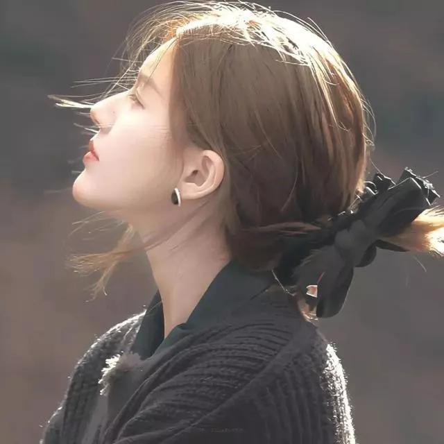 微风拂面，阳光洒在侧脸，温柔而宁静。秋日清新照 明媚阳光感 窗边暖阳写真 轻抚脸