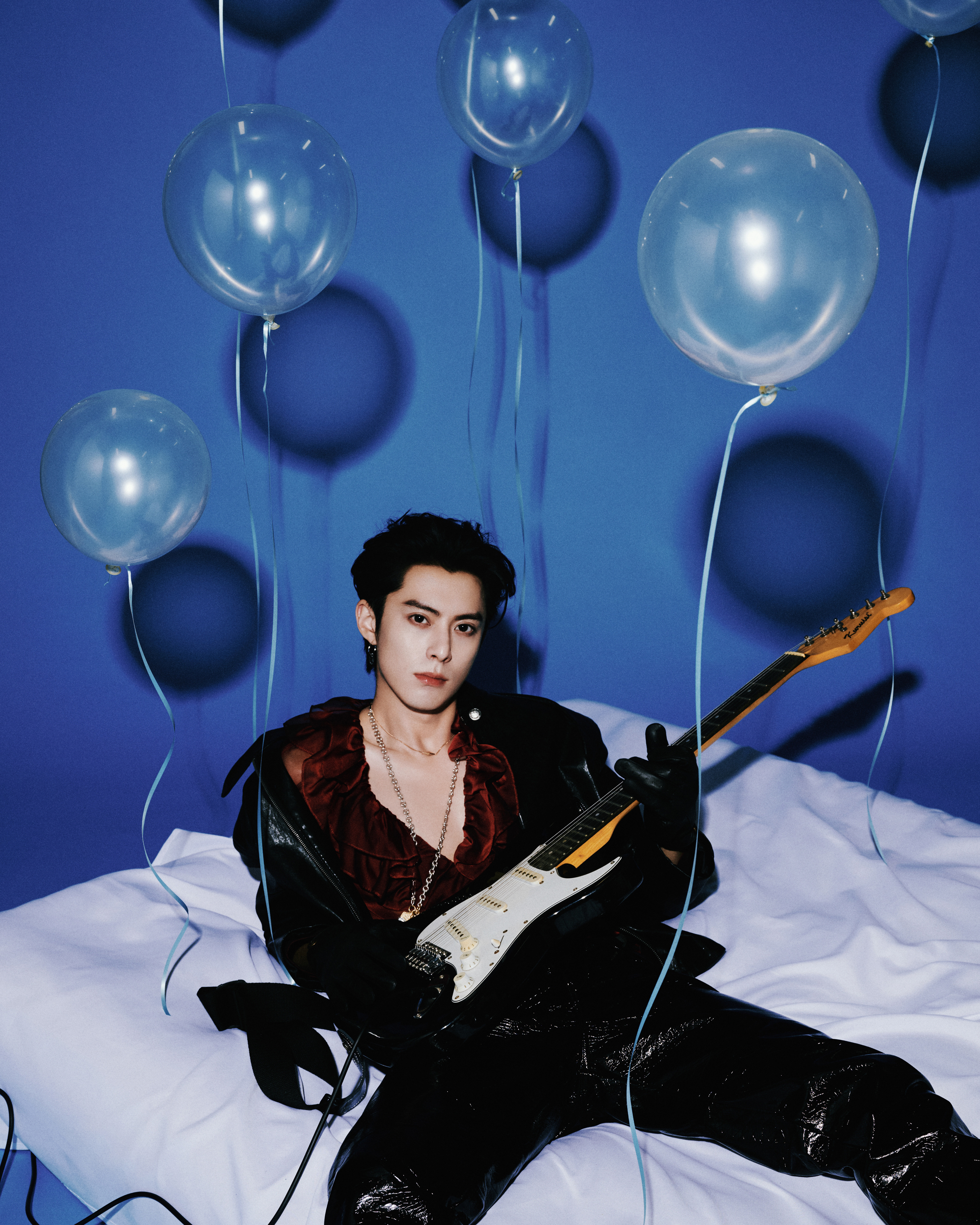 王鹤棣 × 双11疯狂好六夜 今日疯狂好六夜造型大片，黑色皮革机车夹克内搭酒红色