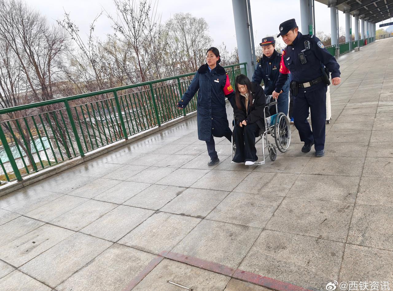 近日，岐山站接调度通知，D2690次列车有突发疾病旅客需下车就医。车站立即启动应