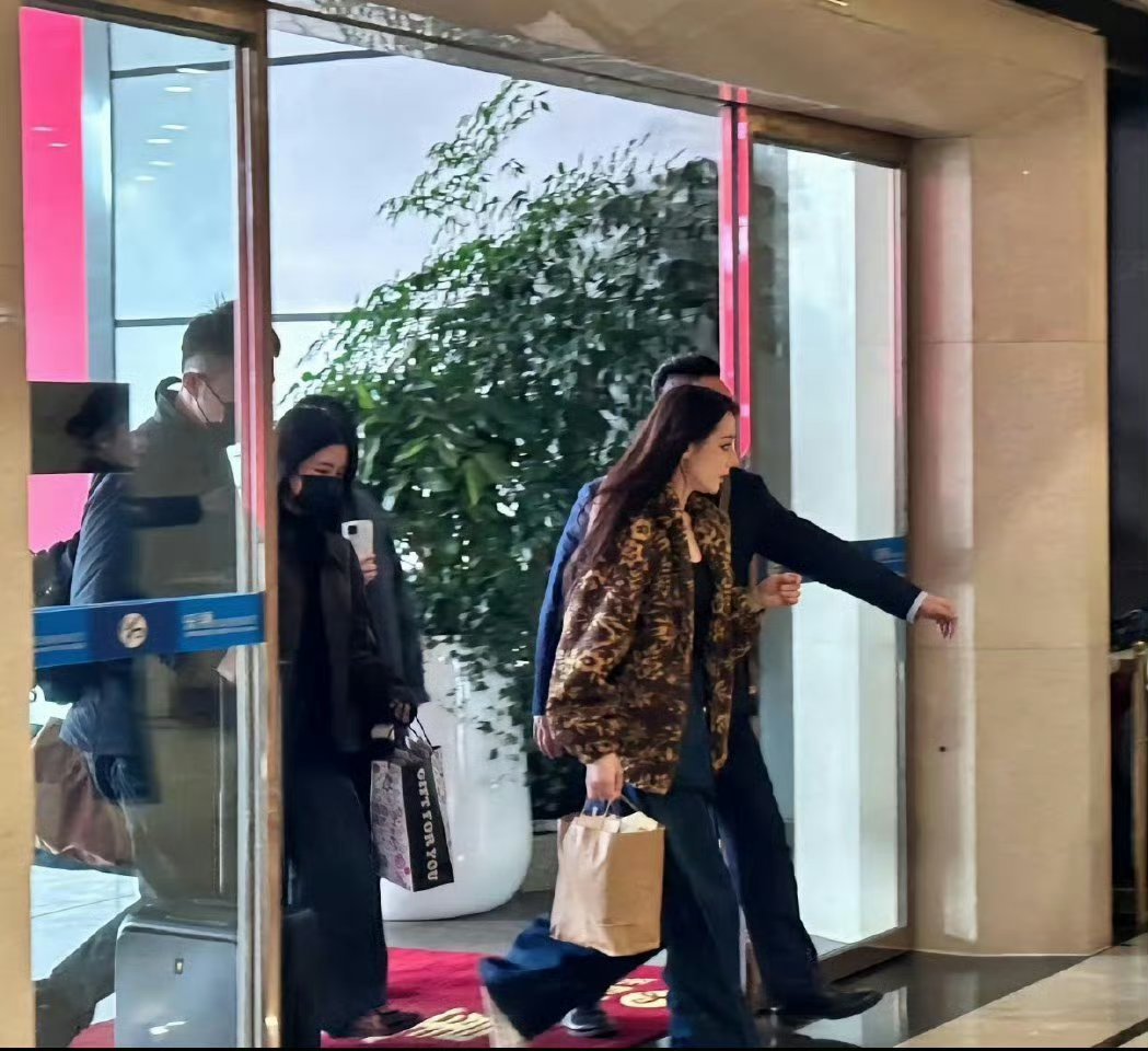 女鹅就这样提着巴粉沉甸甸的爱