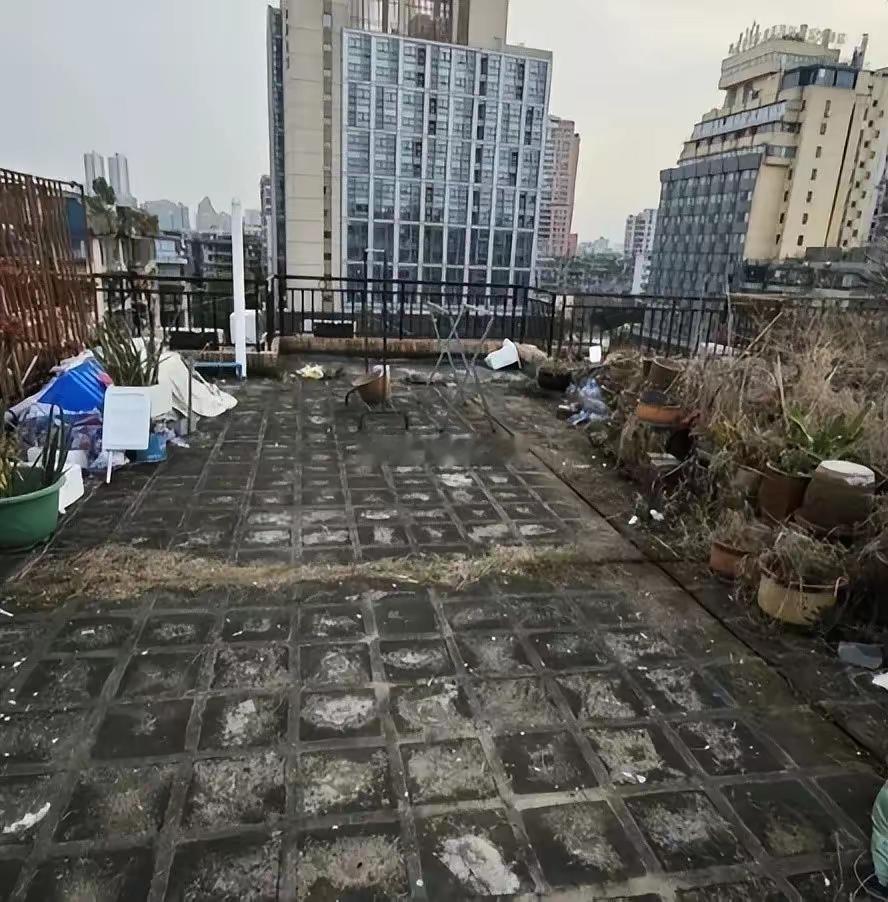 不少有钱人专挑“老旧小区顶楼”买。要知道，这类房子没电梯、还容易漏水，一般人避之