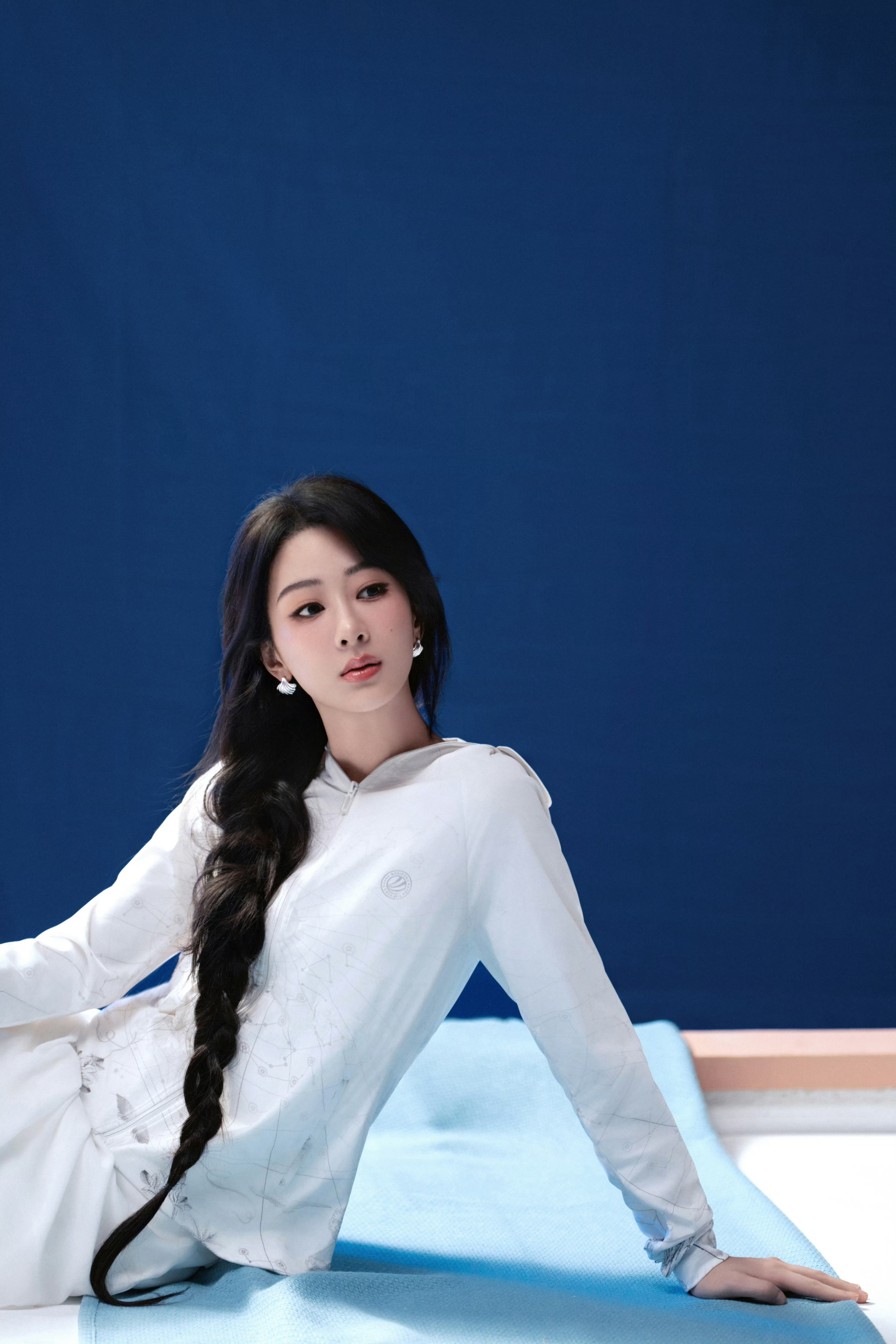 杨紫[超话] 好喜欢我姐梳长头发的样子呀，好像人鱼公主一样🥰 ​​​