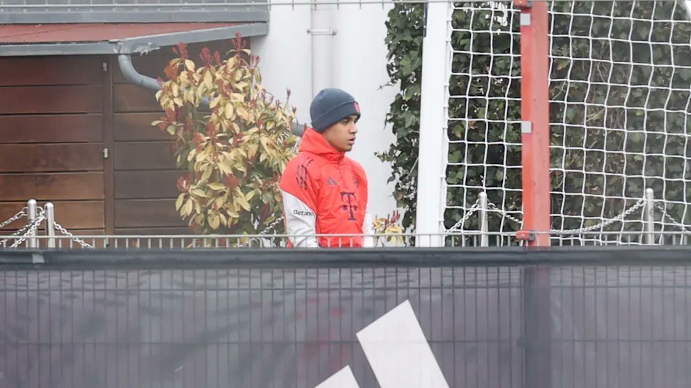 穆夏拉自上次受伤后首次重返赛场。他跑了几圈，并进行了一些协调性练习，时间略低于3