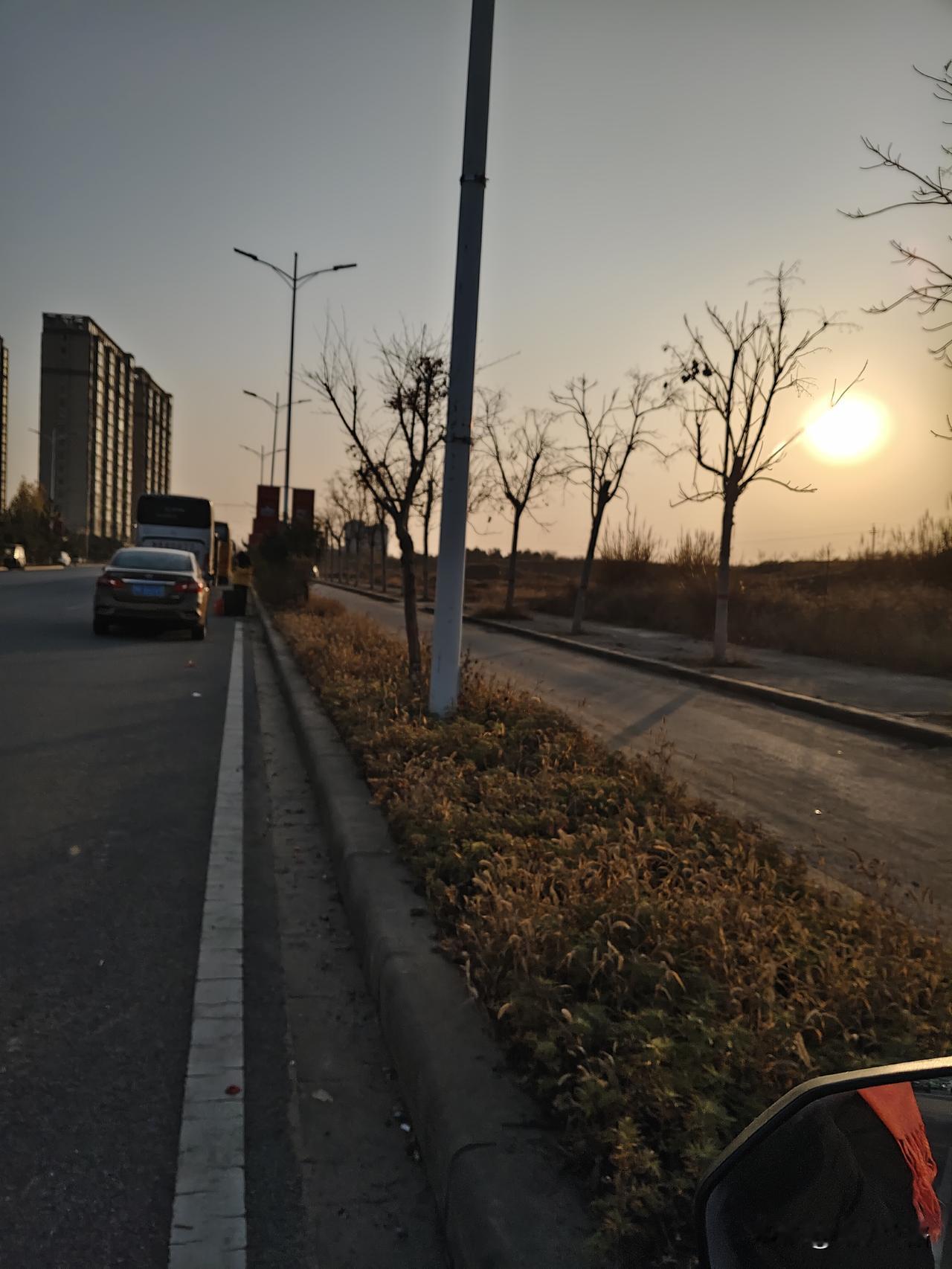 刚把娃送进学校，我这往回开呢。路边瞅见好几辆大巴，窗子里全是背着书包的小不点，叽