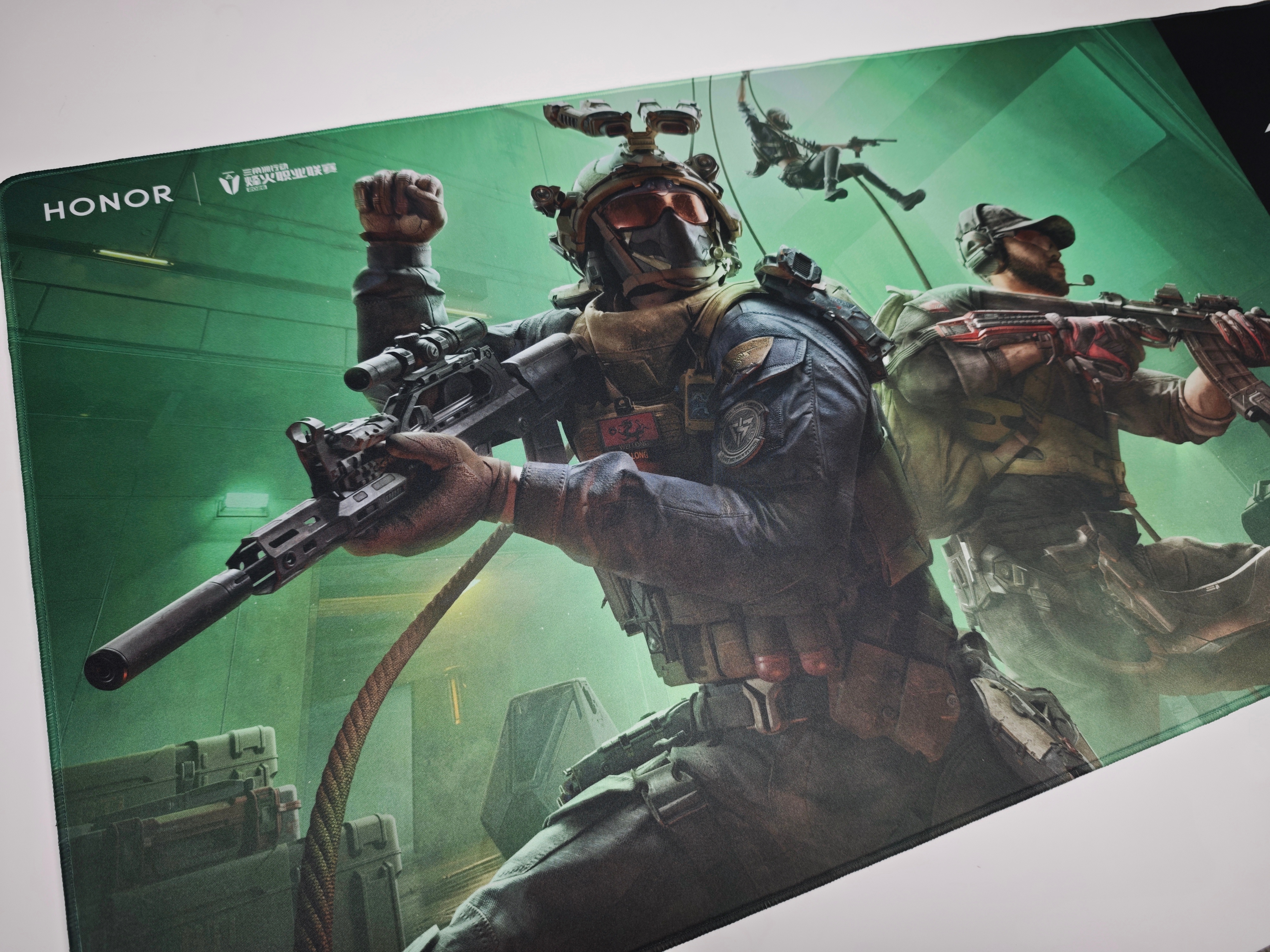 给大伙抽一个荣耀WIN游戏本的伴手礼，一张荣耀WIN和三角洲烽火职业联赛联名的鼠