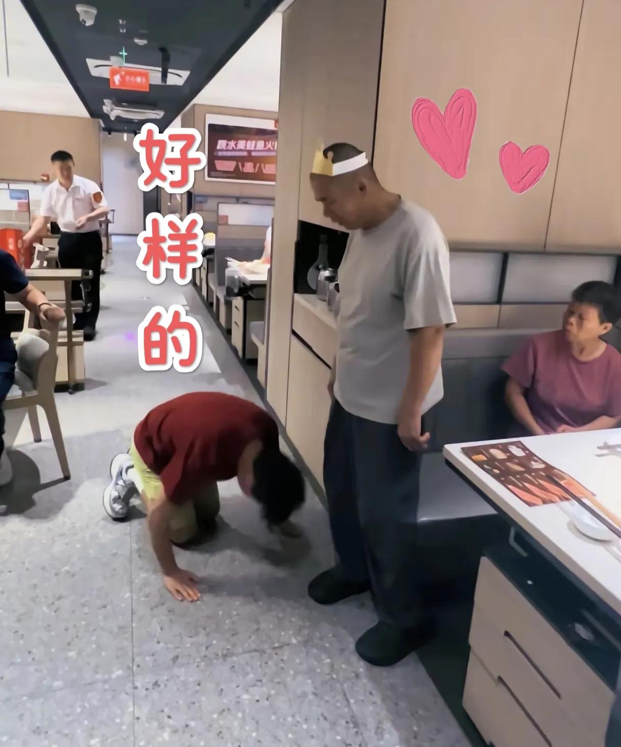 泪目了！上海，一小伙子在饭店为父亲庆生，为了表示对父亲的感谢，当着所有人的面给父