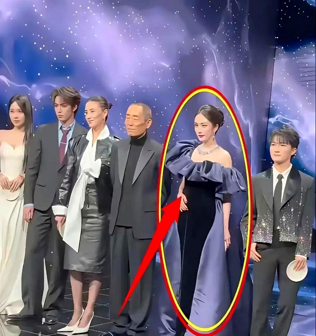 那张合影里的C位，像个无形的王座，不是谁都能坐，也不是谁都敢坐。
有人觉得这是人