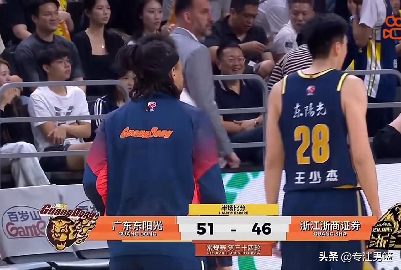 半场比赛广东男篮51-46领先广厦男篮。
广东队坏消息:萨林杰受伤，王少杰3犯，