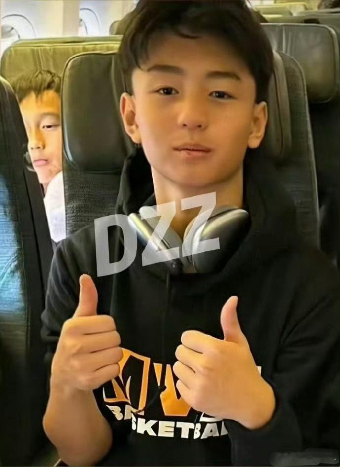 张柏芝谢霆锋二儿子正脸照 14岁的Quintus身高已经快跟爸爸差不多高了，看背