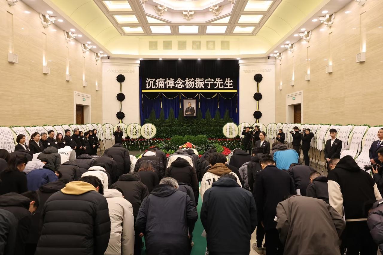 翁帆送杨先生最后一程，眼睛都肿了
10月24日，是杨先生遗体告别仪式，在现场来了