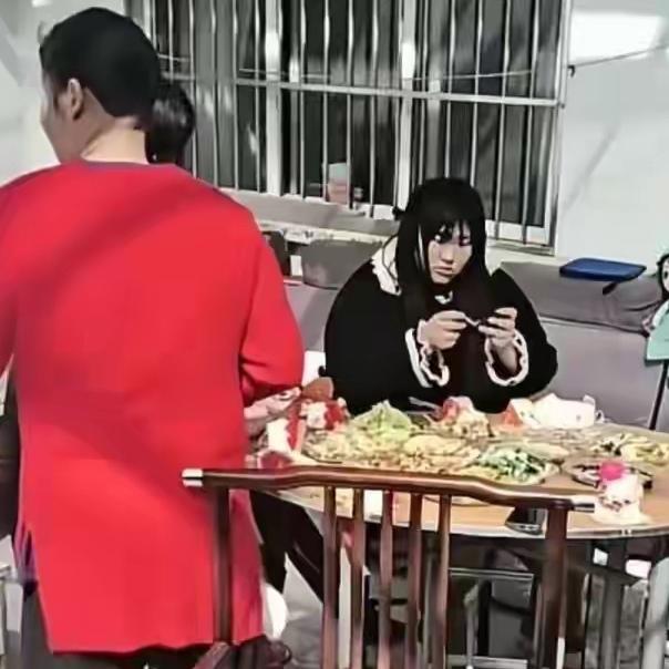 年初三，大衣哥女儿朱雪梅陪丈夫张海洋给外婆过寿，这事儿可太有看头了！

新婚第一