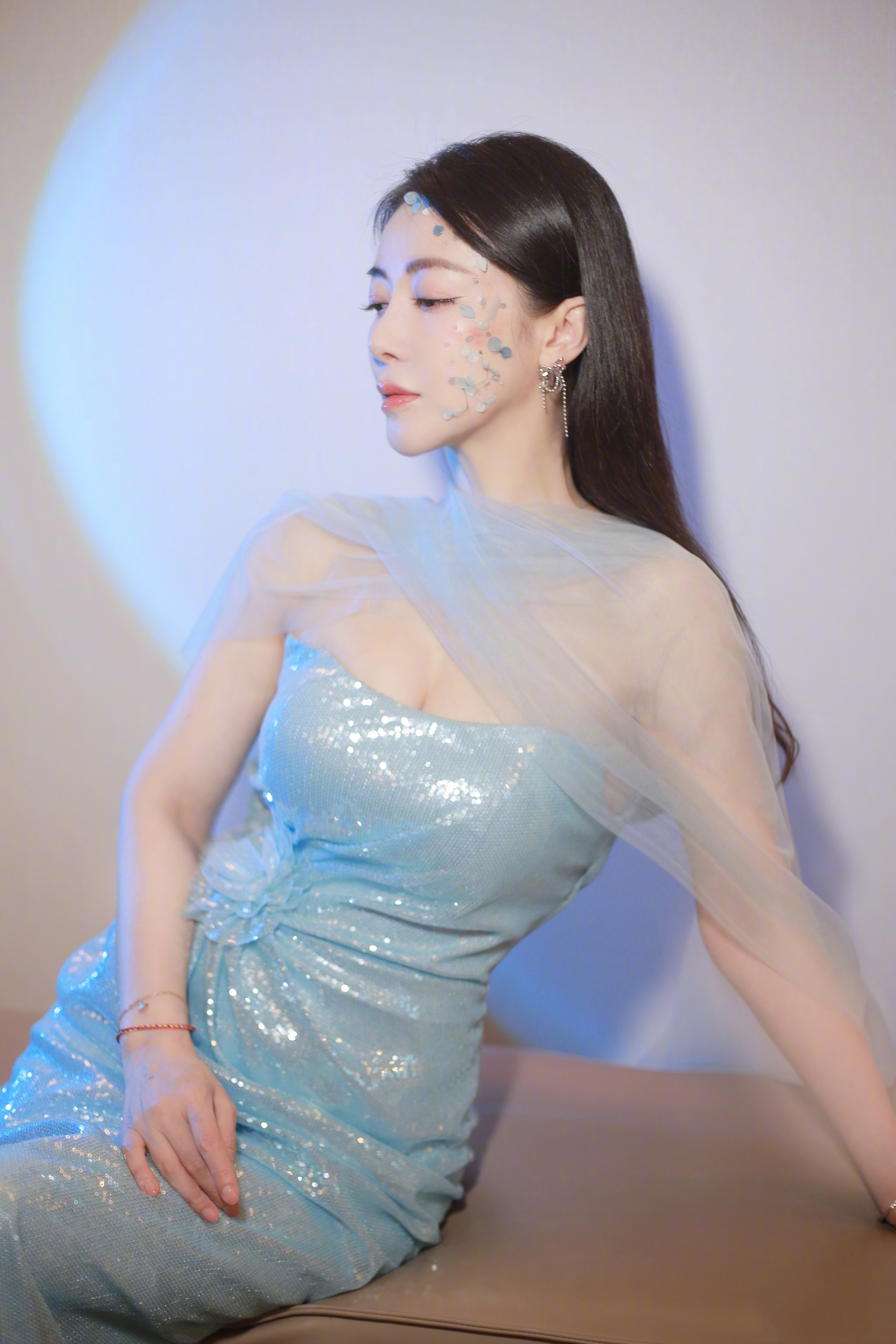 陈紫函身着淡蓝纱裙，轻盈飘逸，如梦似幻，恍若初绽的蓝莲，于朦胧间绽放唯美风华，令