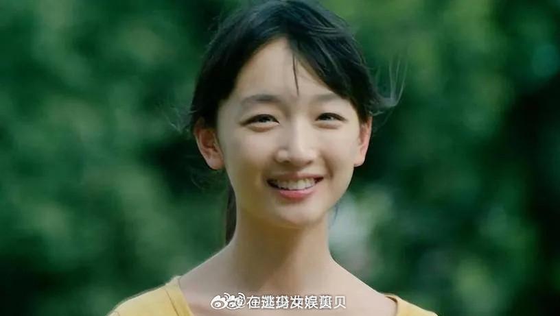 有一次，周冬雨在节目里笑嘻嘻地说：“我爷爷80多岁的时候去世了，我特别高兴，他终