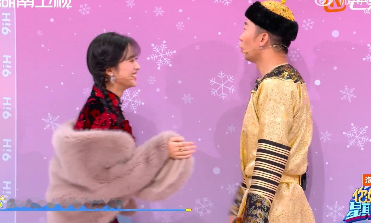 沈月小嘴一张，梗就来！对杨迪说 “想在你肩膀滑滑梯”，自己都被逗笑，节目效果绝了