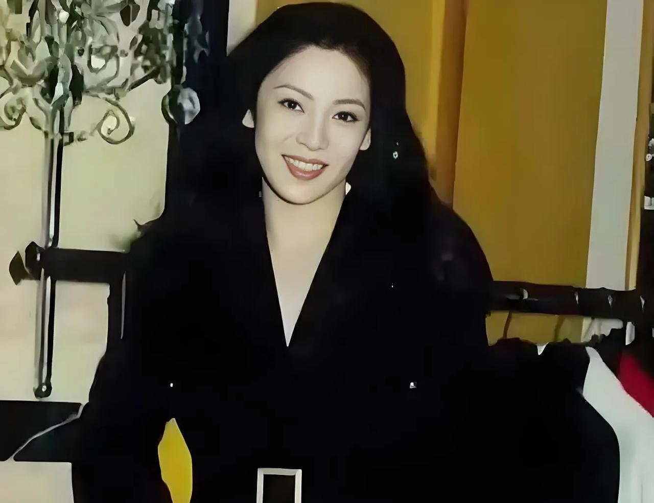 向太说：“我年轻的时候很漂亮，我考上大学了，可是我妈妈把我卖到舞厅去了。
向太的