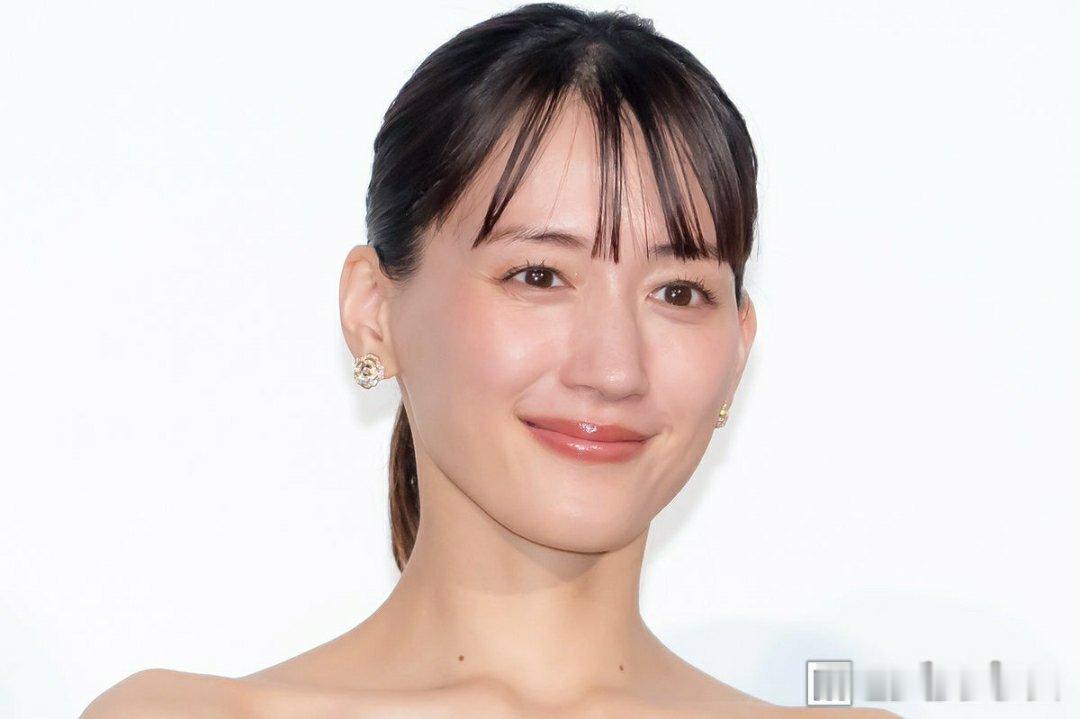日娱新闻绫濑遥 女演员绫濑遥与千鸟成员大悟于5月29日在东京都内出席了电影《箱中