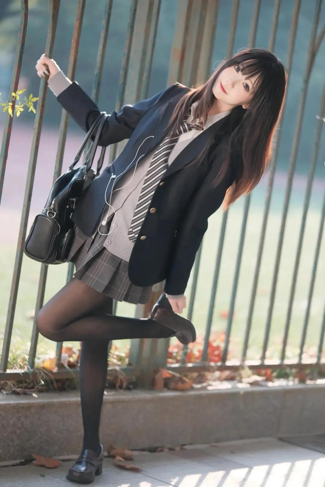 怎样穿搭能显示出温柔的女生气质?青春独有的能力，把平凡的时光，揉成带着温度的片段