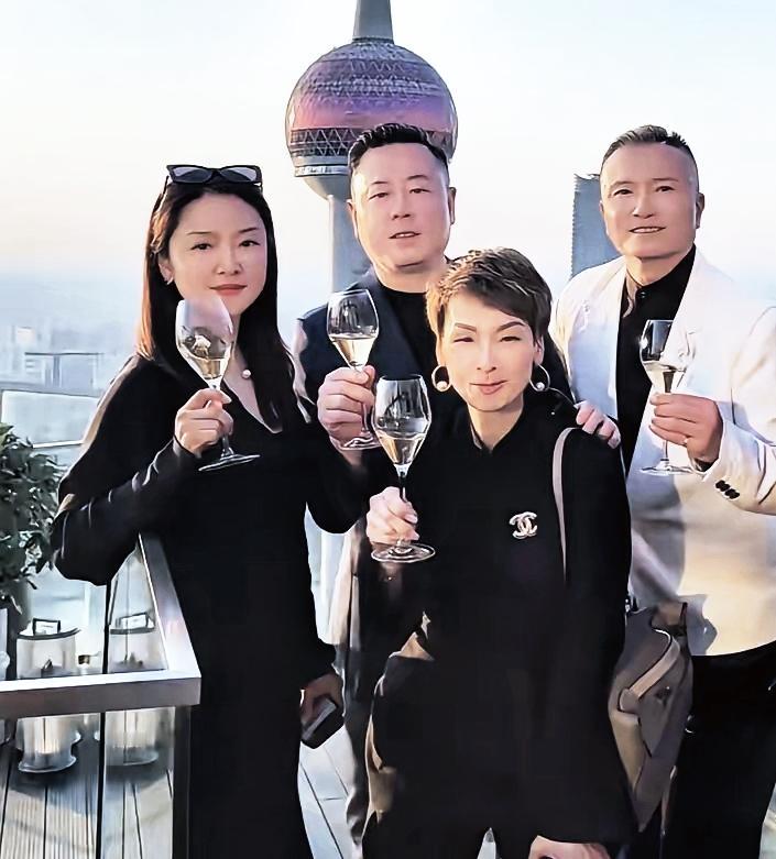 安总坐，洋姐在，像一家，没老板。车送了，话说了，那是情，不是钱。合同纸，没股权，