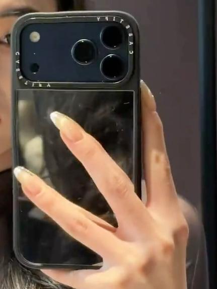 全国出现一种妖风气，而且越来越猛烈。

是个女人就要做美甲💅，甚至越来越长，跟