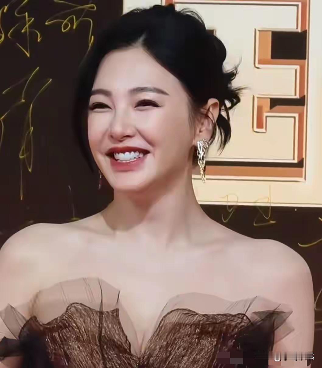 张雨绮作为两个孩子的妈妈，生图状态依旧十分能打，脸部基本没有垮塌，颜值还算不错。