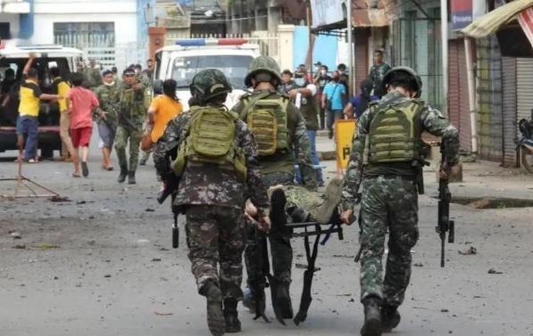 菲律宾蒂波蒂波镇的人还没睡醒，就被几声枪响吓得一激灵坐了起来，有人凑到窗户边看，