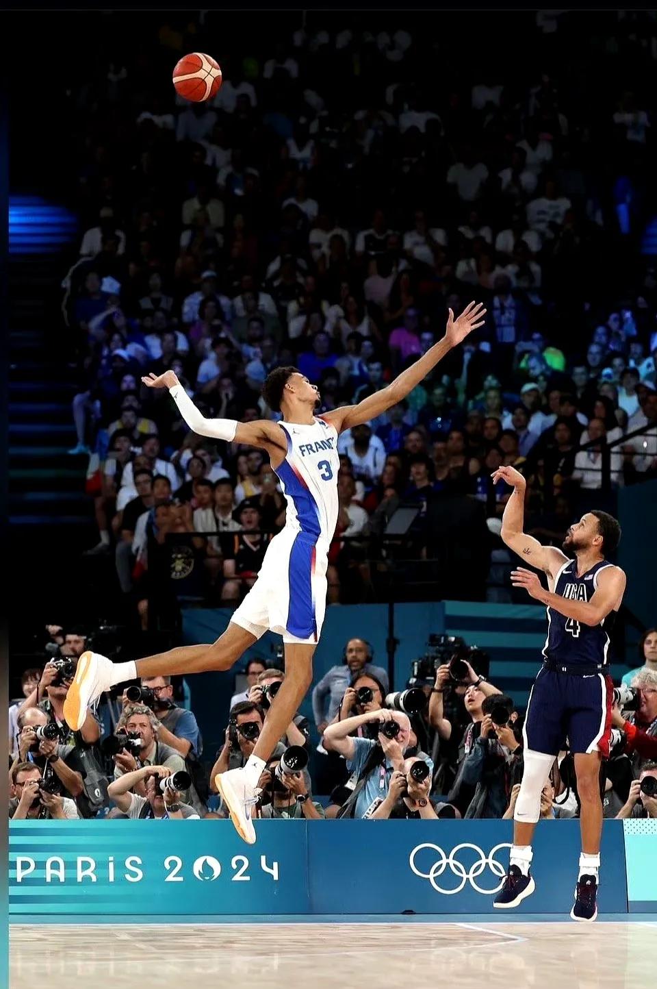 此球真是两大天赋的完美呈现！文班利用超长的臂展封盖+库里加高幅度的三分出手，成就