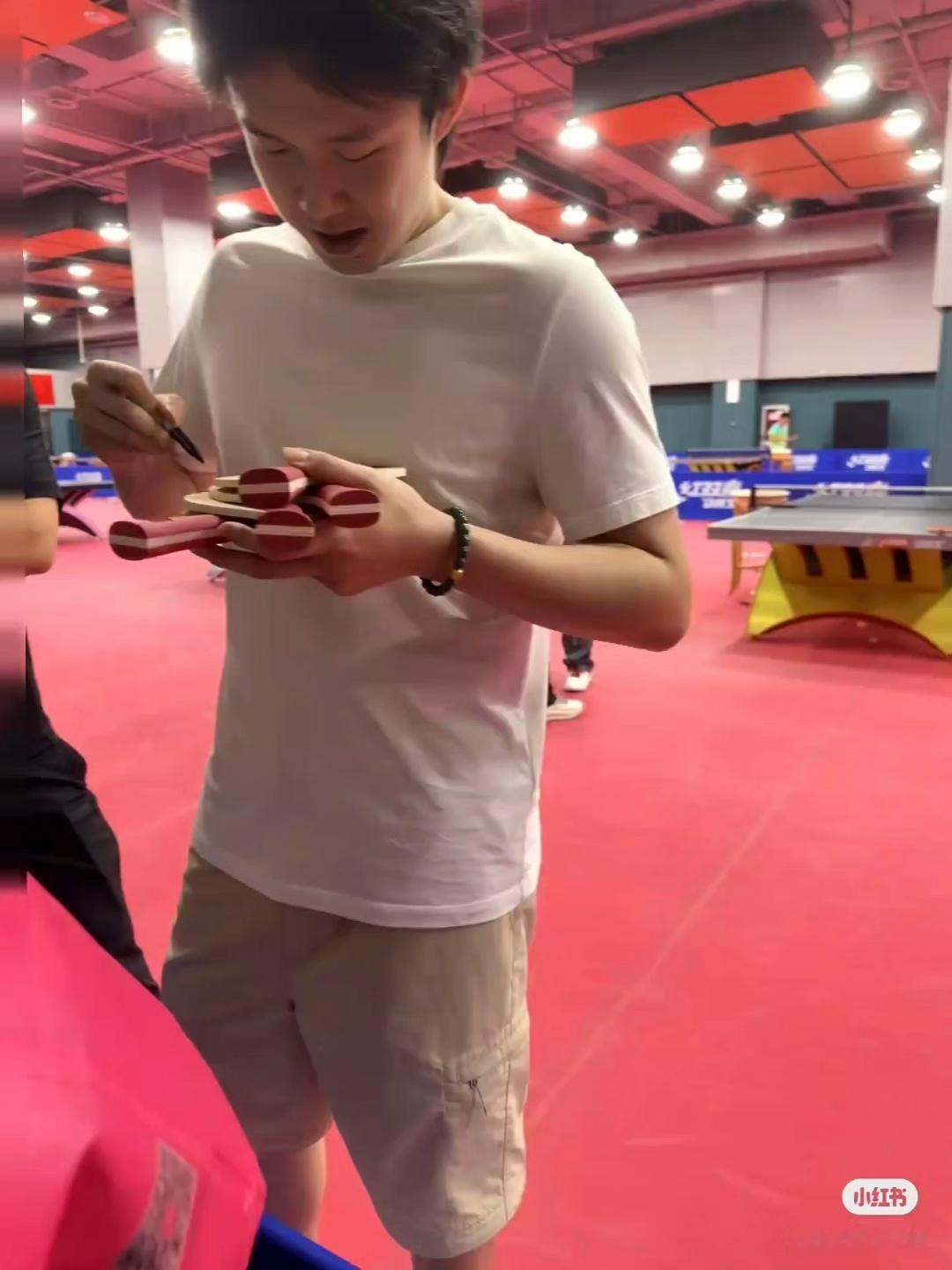 王楚钦疯狂签名ing哈哈哈辛苦了，受欢迎的小楚钦 