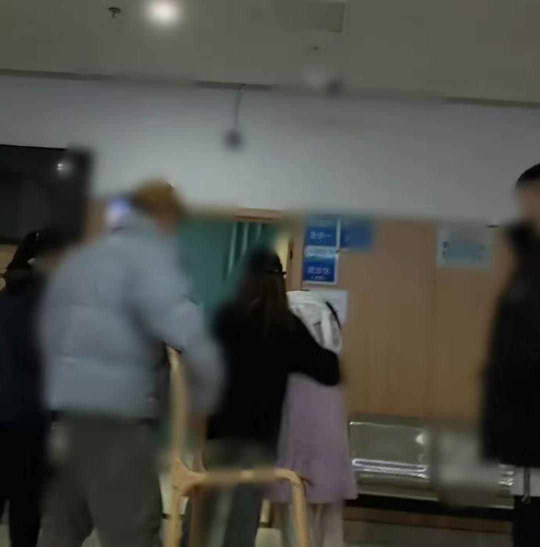 有网友疑似在急诊偶遇李一桐。

对方裹着厚厚的紫色外套，整个人看着软乎乎的一点力