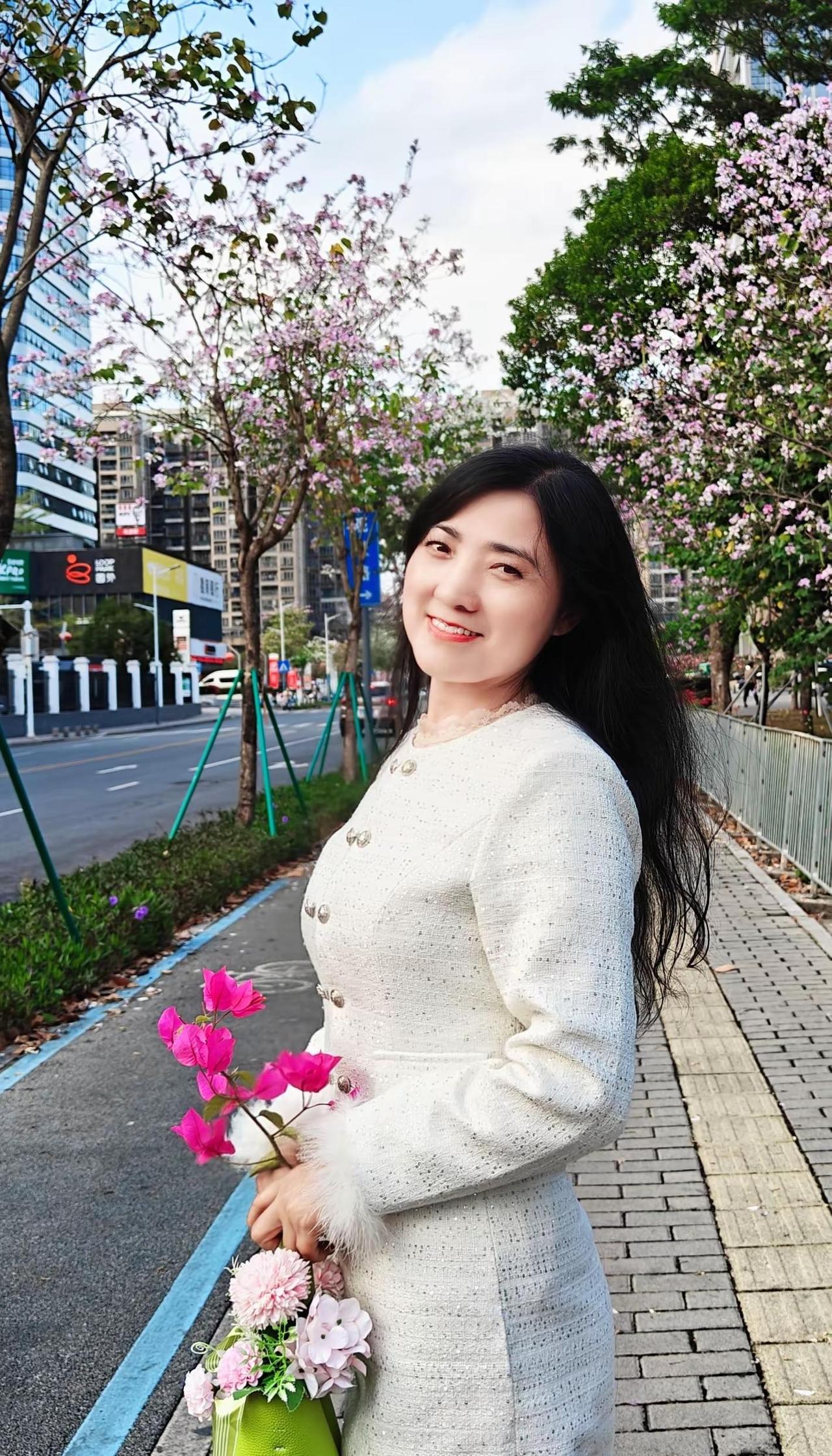 深圳街头，随手一拍便是春天。深圳的春天，是满街的花，是风里的香，是我眼里的光。随