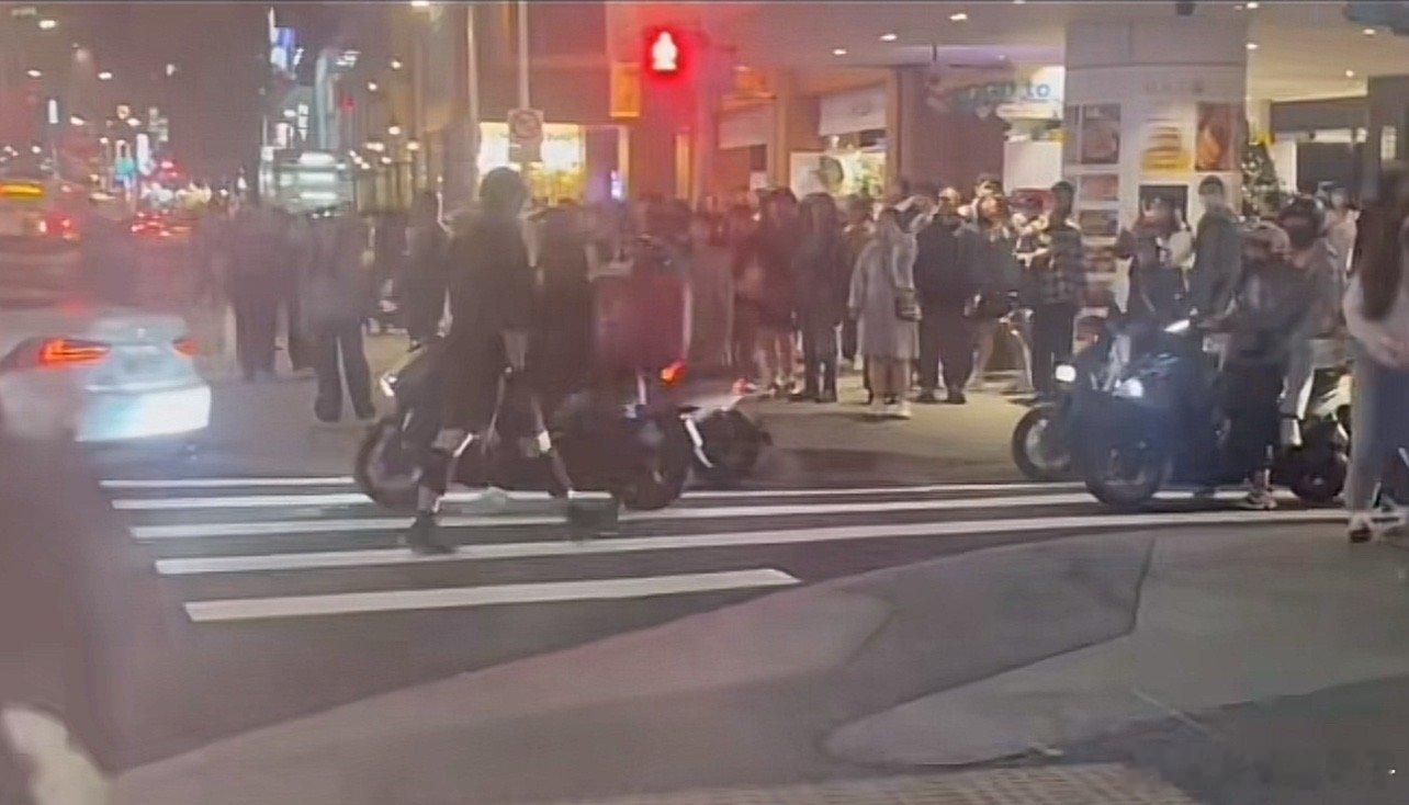 台北伤人者跳楼身亡这些群众真牛逼，这都不跑？ 