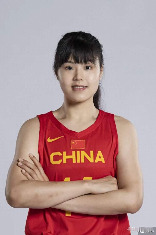 《留洋首冠、世预赛21+11！女篮“最倔中锋”王者归来了》