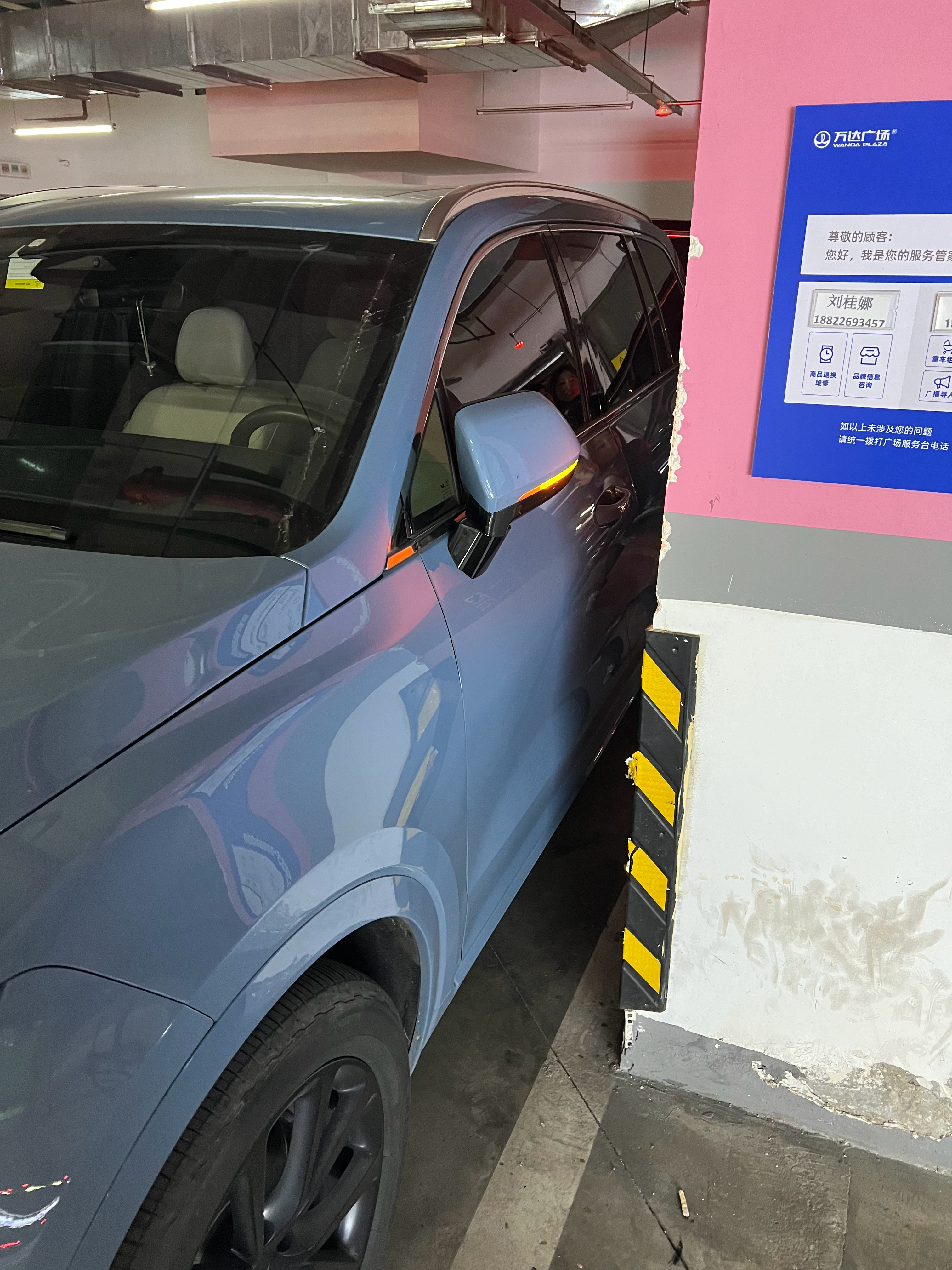 远程召唤有时候感觉很鸡肋，但是有时候确实有用我要是正常停车，肯定要爬副驾才能出来