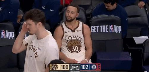 很无奈的坐回替补席 