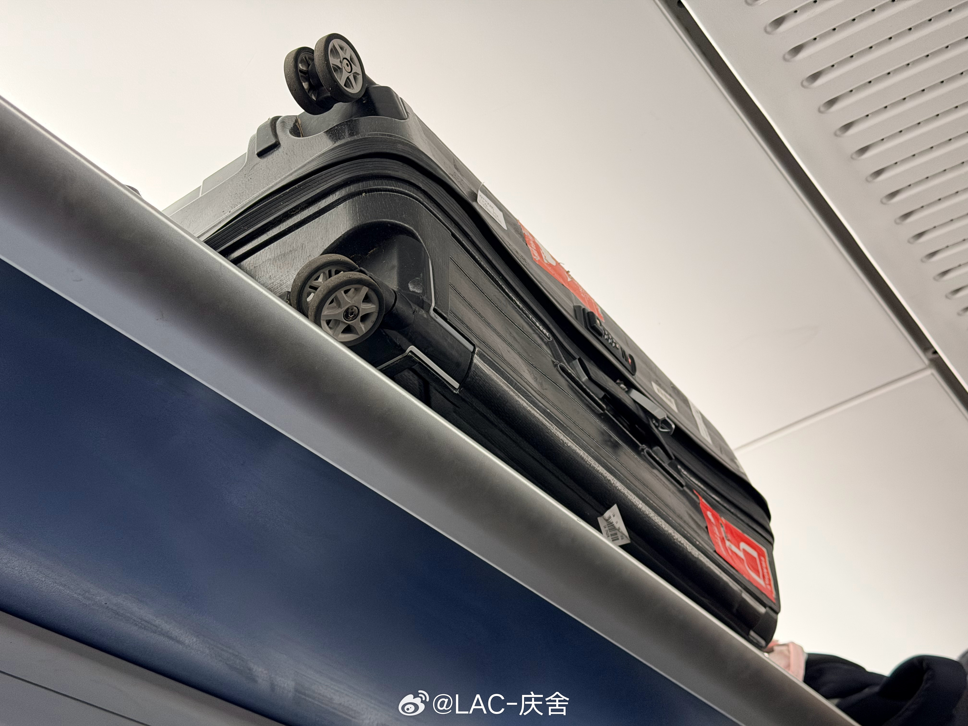 坐高铁我坚持行李必须放在视线以内，反观我媳妇在大同骑小摩托，手机直接架在车支架上