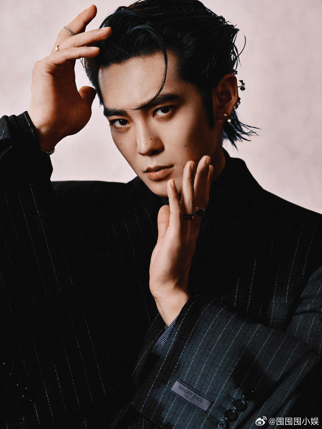 于适老钱风西装于适今日一袭老钱风西装出席活动，这组又野又欲。于适嘴叼火柴