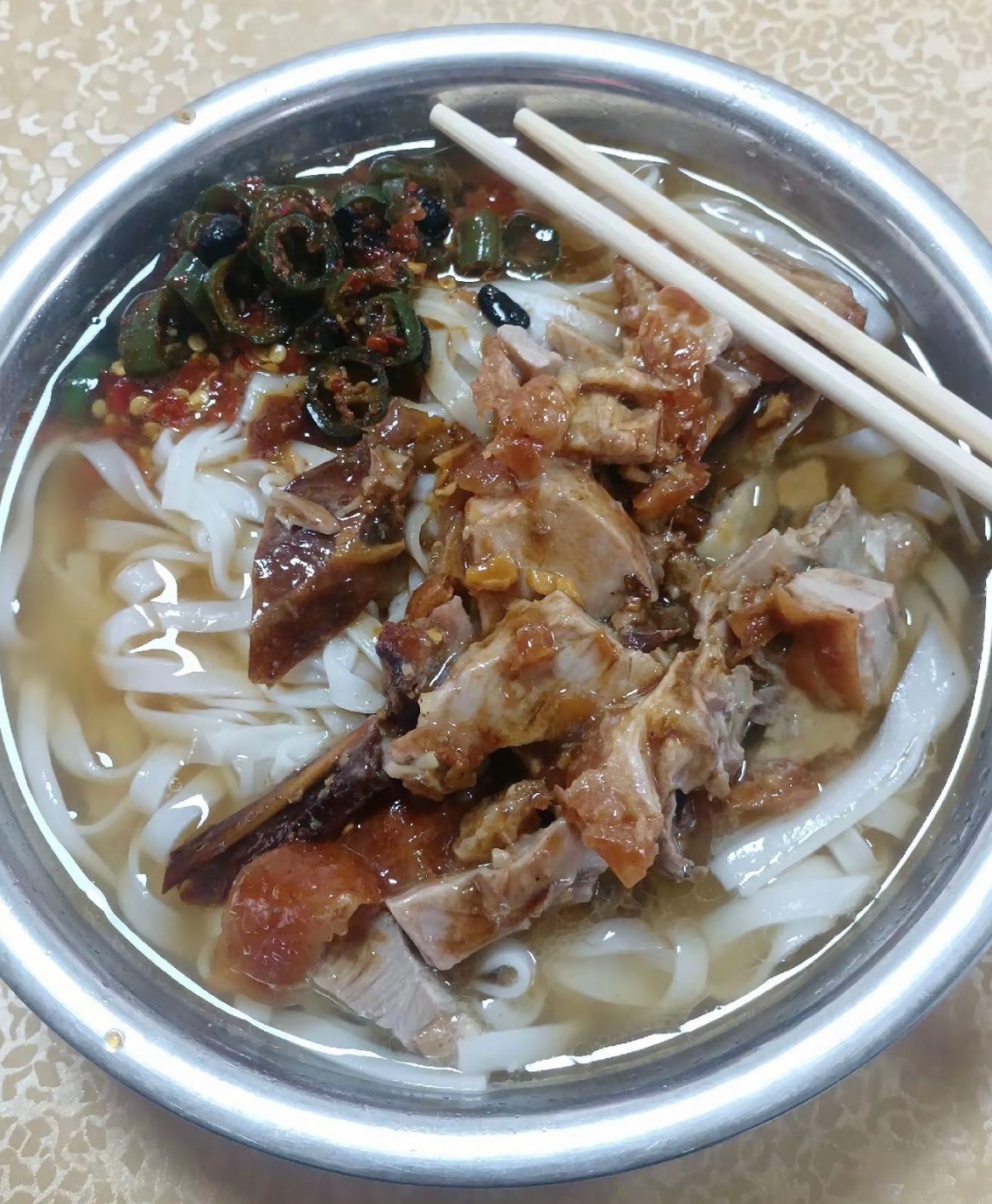 贵港美食贵港蒙公烧鸭粉寻味贵港 贵港蒙公镇烧鸭粉，这是真的好吃喔。 