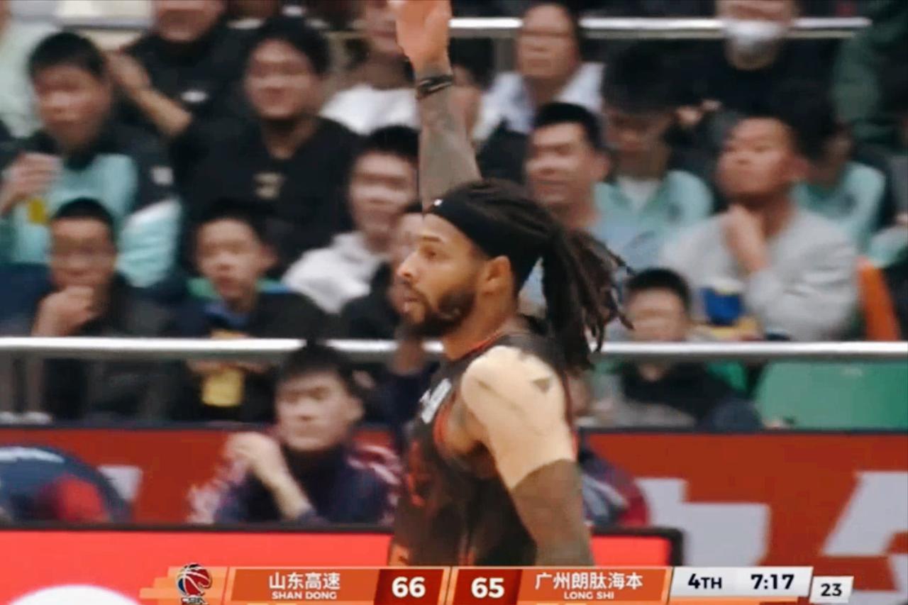 山东 83：80 惊险战胜广州。
就是最后 2 分钟的事。
幸亏这 3 个人！