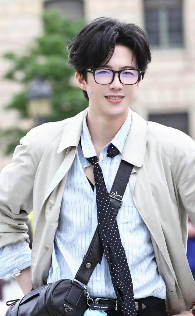 上好佳刘宇宁上好佳品牌代言人﻿ 早晨忘记做饭了，拎了一包薯片对付一下。嗯，是熟悉