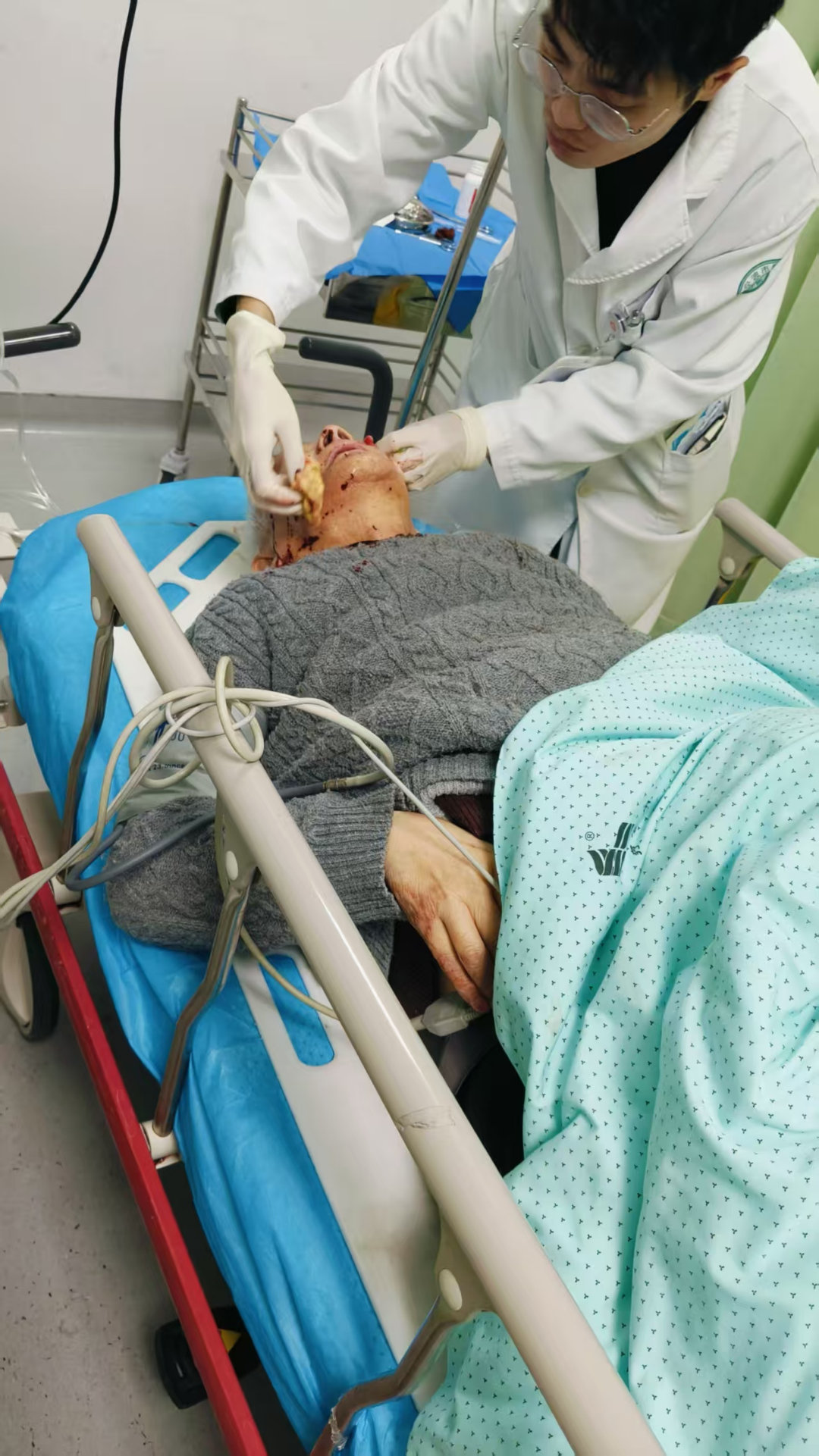 宁波江北网格员三小时紧急救援 近日，宁波江北 “多亏你们及时赶来，不然我这条老命