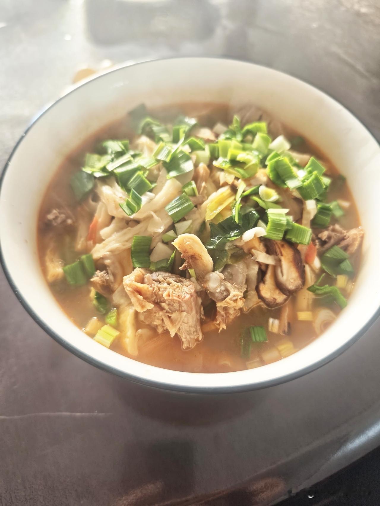 今天上午吃个烩饼，剥上几个蒜 ，不管吃啥面食都要吃蒜。[笑哭]