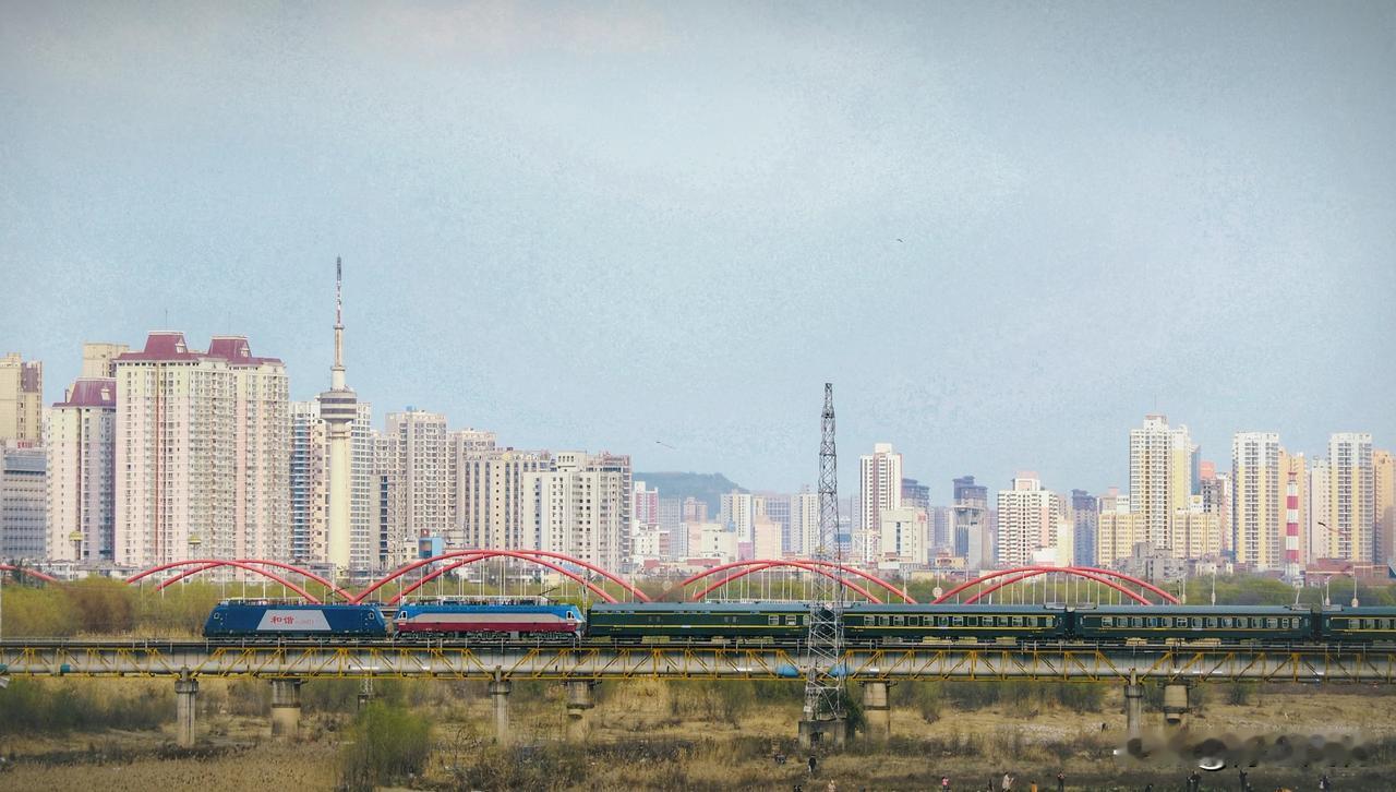 铁路摄影爱好者 跨越渭河穿过宝鸡城市的旅客列车，看时间应该是K8206次