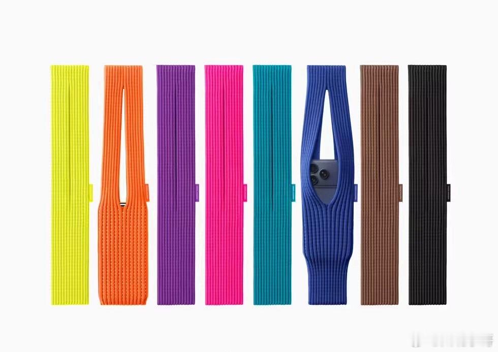 苹果与三宅一生联名推出的iPhone Pocket，以“一块布”为灵感的3D针织